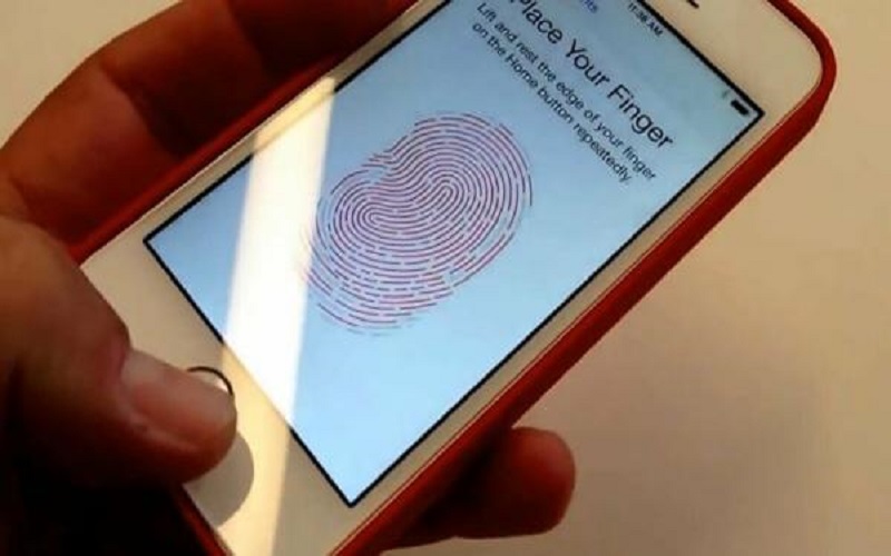 خبير يكشف خطر استخدام بصمة الإصبع