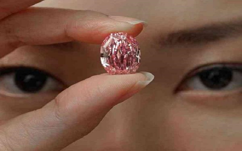 بيع ألماسة نادرة بمزاد مقابل 26.6