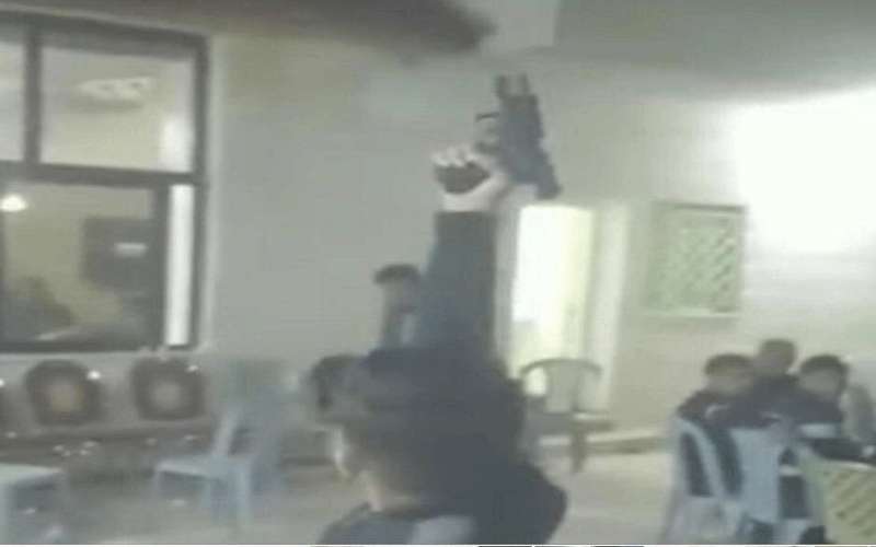 ضبط والد طفل سمح له باطلاق