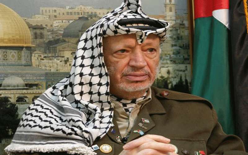 إسرائيل خططت لاغتيال عرفات بتفجير ملعب