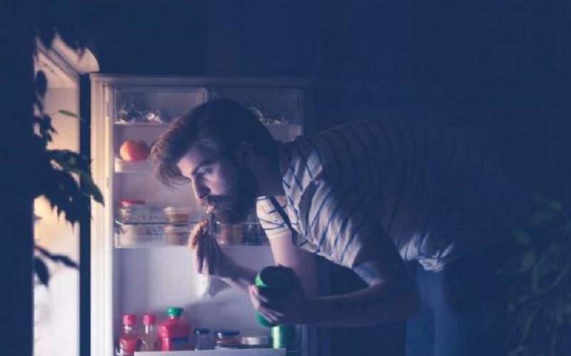 4 أضرار لتأخير وجبة العشاء لقبل