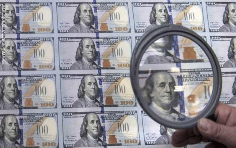 القبض على شخص يشتبه بتزويره للعملات