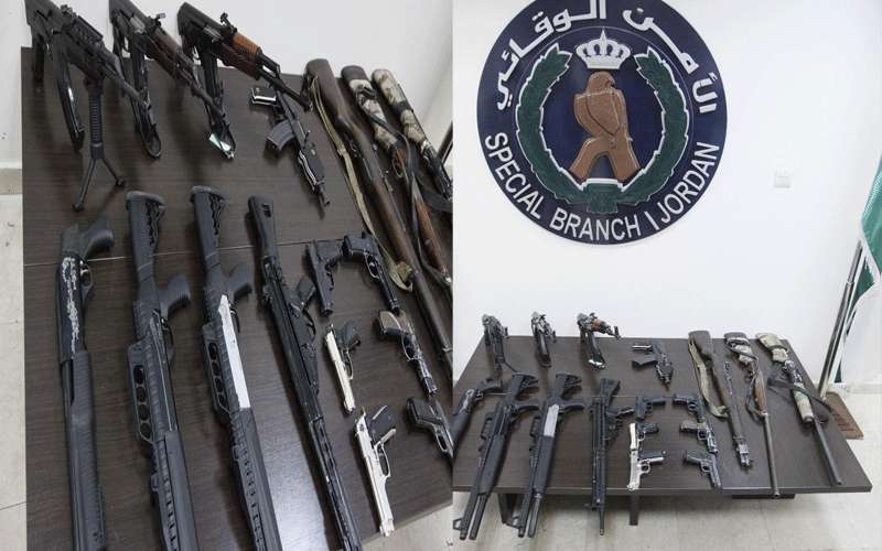 الامن يضبط 17 سلاحا ناريا ظهرت