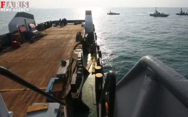 إيران تحتجز سفينة وتعتقل بحارتها