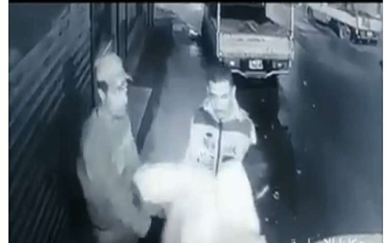 القبض على الشخصين اعتديا على عامل