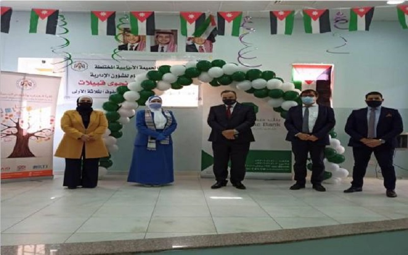 بنك صفوة الإسلامي يتبرع بأجهزة لوحية