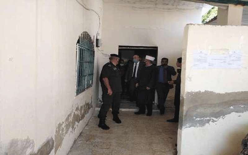 الخلايلة يوجه بسرعة صيانة المسجد المحترق