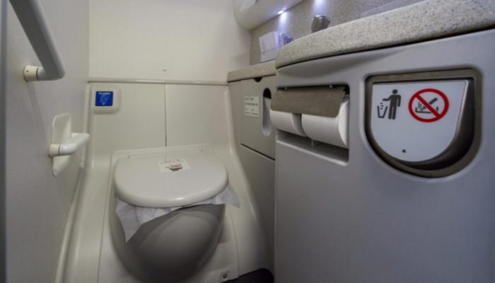 العثور على كوكايين في مرحاض طائرة