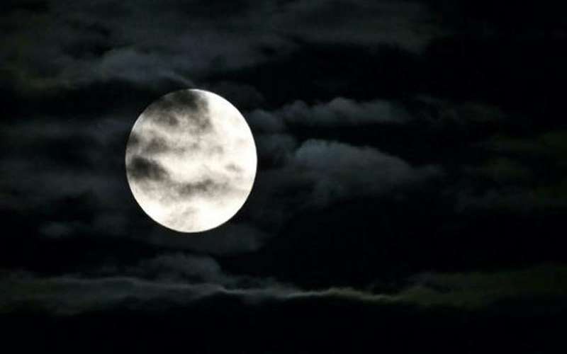 ناسا تكشف تغيرات شكل القمر لأول