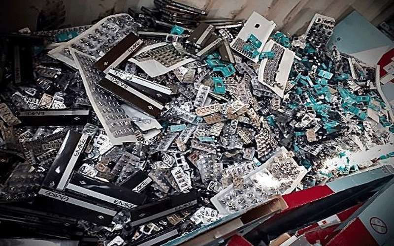 الجمارك تحبط تهريب سجائر إلكترونية في