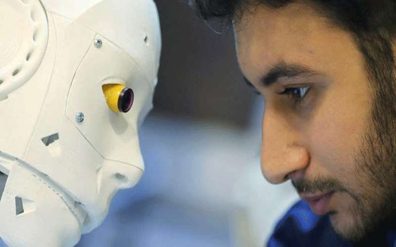 روبوت مصري يجري اختبارات كوفيد-19