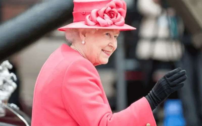 ملكة بريطانيا تحصل على قفازات تقتل