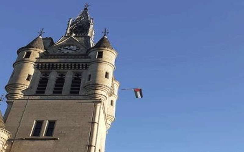 رفع علم فلسطين على مبنى تاريخي