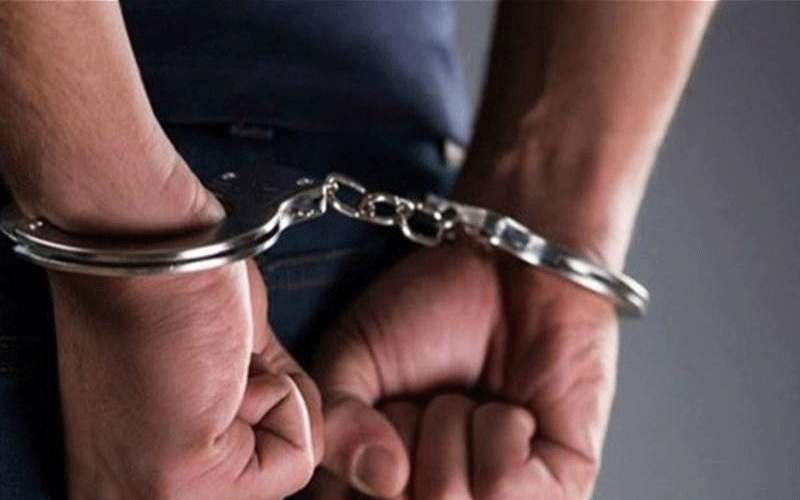 ضبط شخص اعتدى على محلين تجاريين