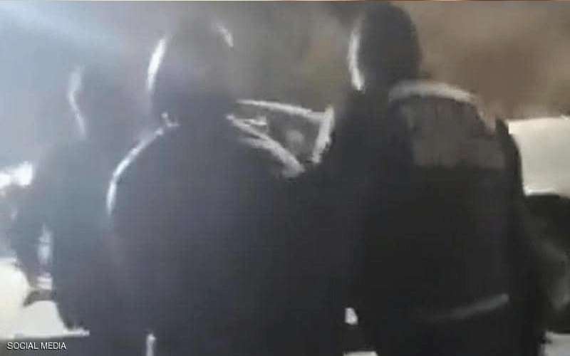 شاب يقتل شقيقتيه انتقاما من أمه