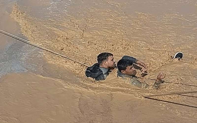 إنقاذ شخصين حاصرتهما مياه السيول بالزرقاء
