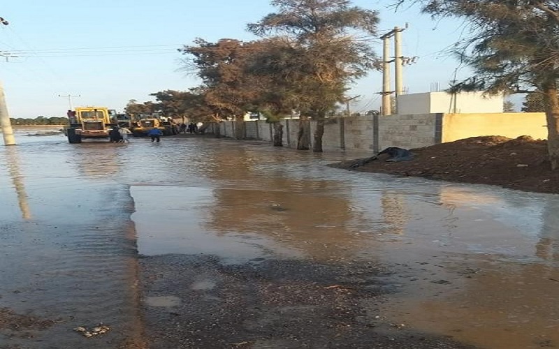 مياه الأمطار تحاصر 500 عامل في