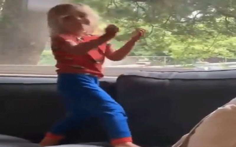 طفلة تتحدى الحجر الصحي بالرقص