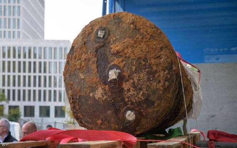 قنبلة من الحرب العالمية تجلي الآلاف