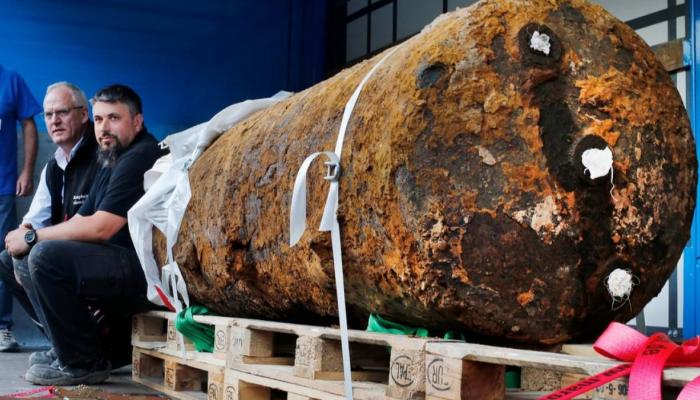 قنبلة من الحرب العالمية الثانية تجلي