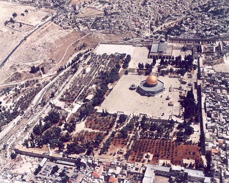 السلطة الفلسطينية تطالب بحماية دولية للمقدسات
