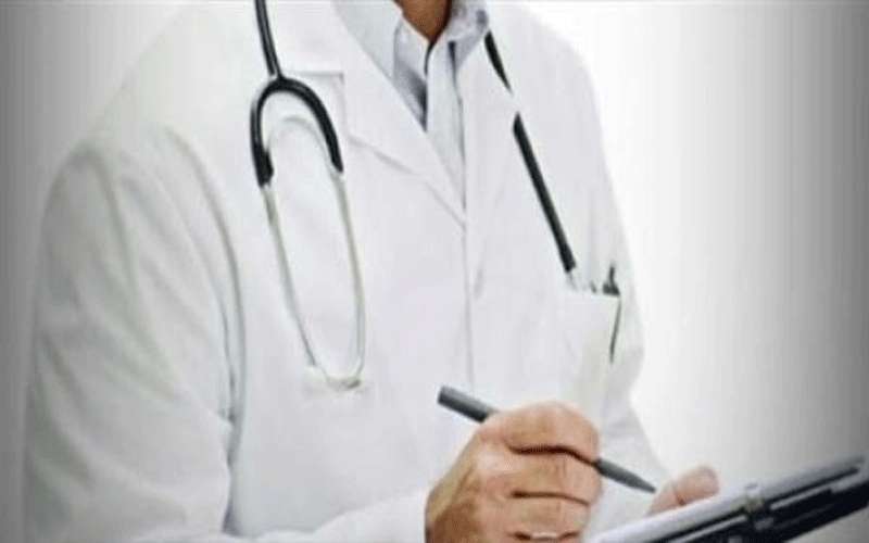 القبض على شخص يعمل طبيبا دون