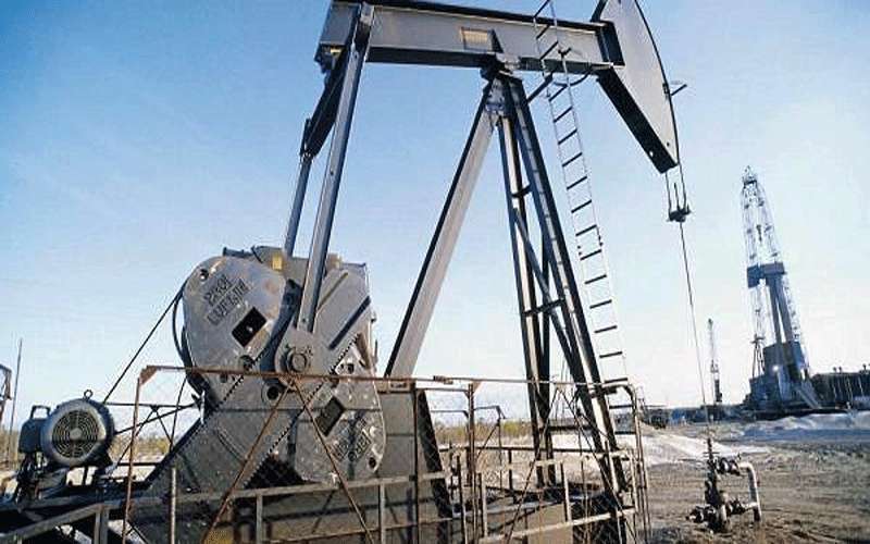 النفط ينتعش ويكسر حاجز الـ50 دولارا