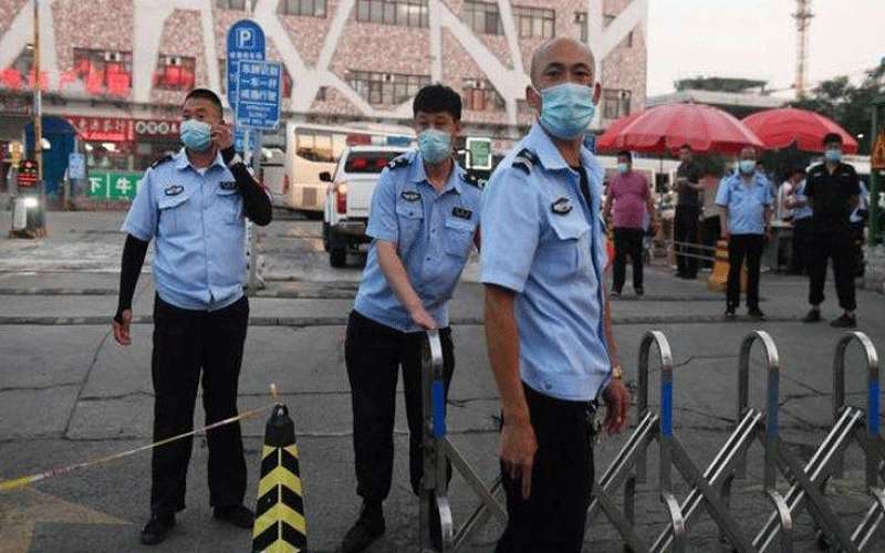 الصين تعيد عزل مدينة بعد تسجيل