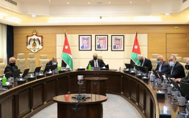 الحكومة تعفي المبتعثين على نفقة الجامعات