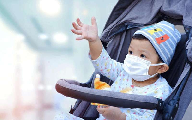 طرد اسرة من طائرة بسبب كمامة