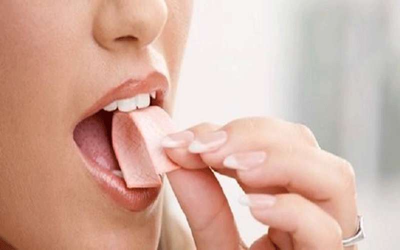 ضرورة تناول العلكة قبل تنظيف الأسنان