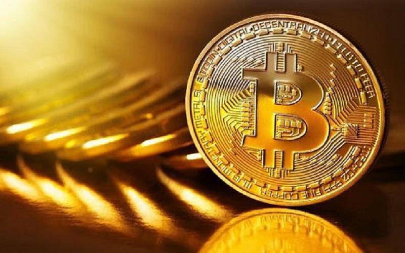 بتكوين تتخطى 20 ألف دولار لأول