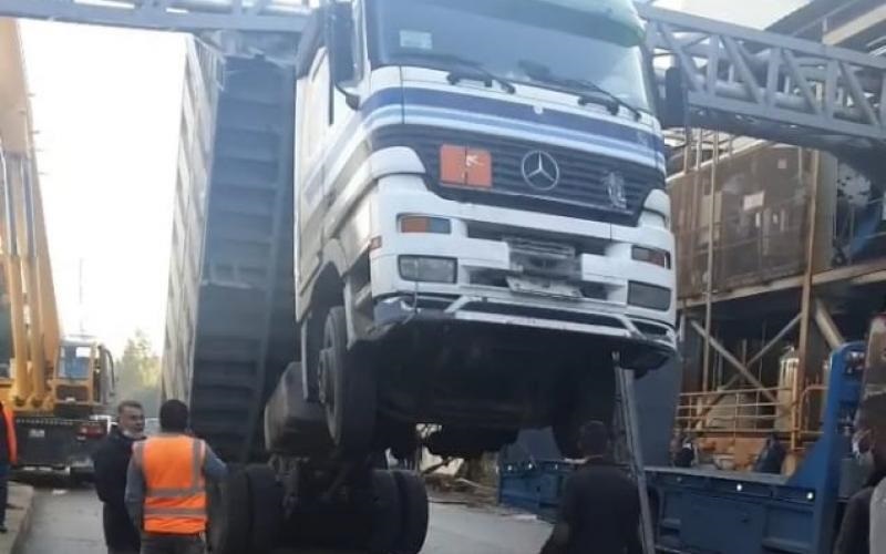 تحرير شاحنة علقت بجسر مشاة بالرمثا