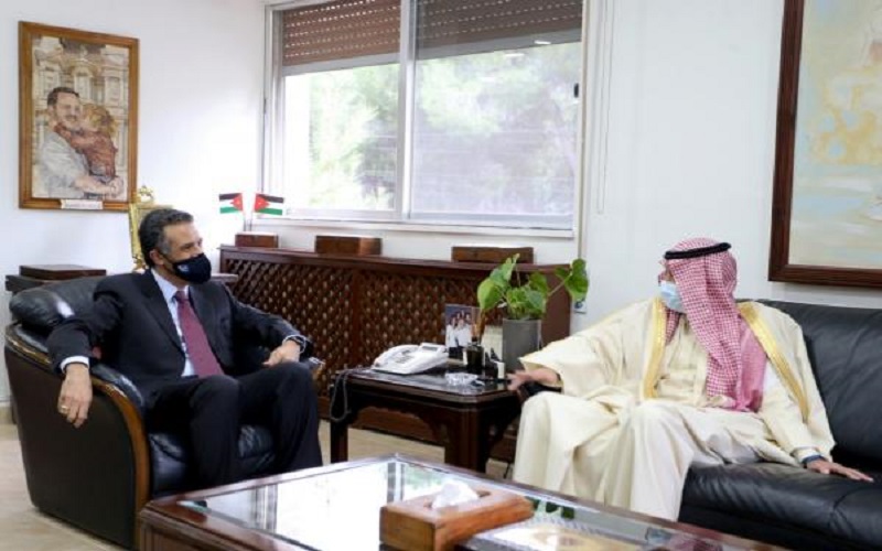 وزير السياحة يبحث مع السفير السعودي