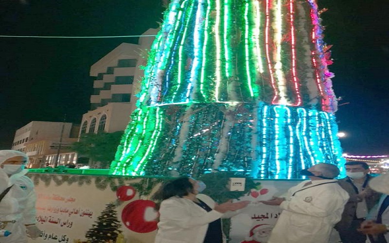 كوادر صحية تشارك في إضاءة شجرة
