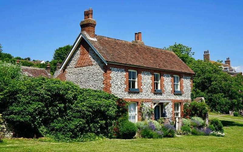 عائلة بريطانية تكتشف غرفة سرية بمنزلهم