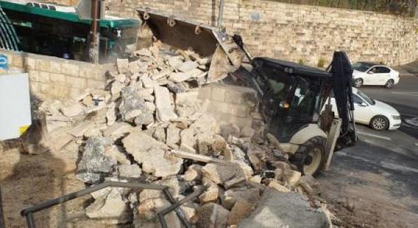 الاحتلال يجرف بمقبرة الشهداء في القدس