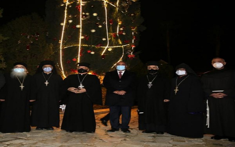 أمين عمان يضيء شجرة عيد الميلاد
