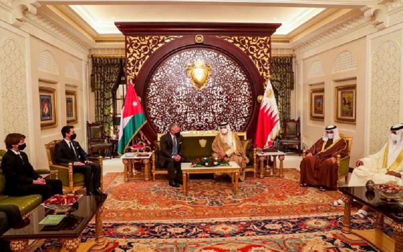 الملك وعاهل البحرين يبحثان التداعيات الاقتصادية