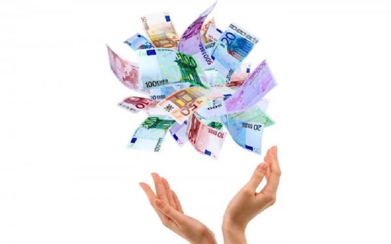 رجل أعمال يرمي 50 ألف يورو