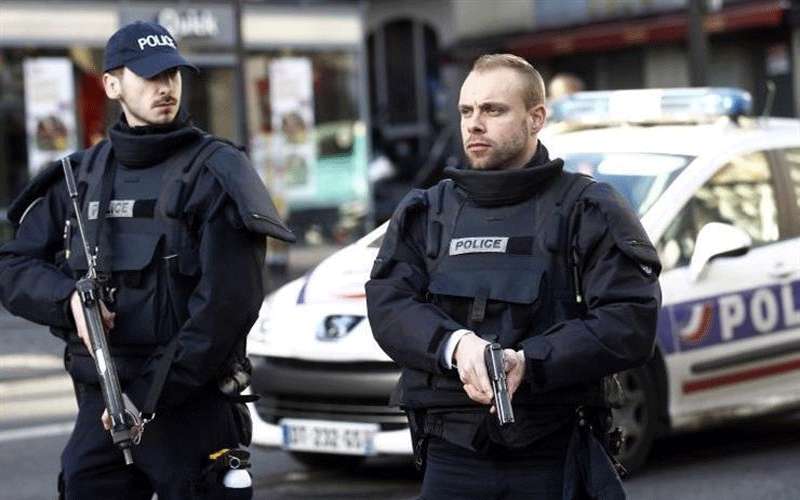 مقتل 3 رجال شرطة بالرصاص بوسط