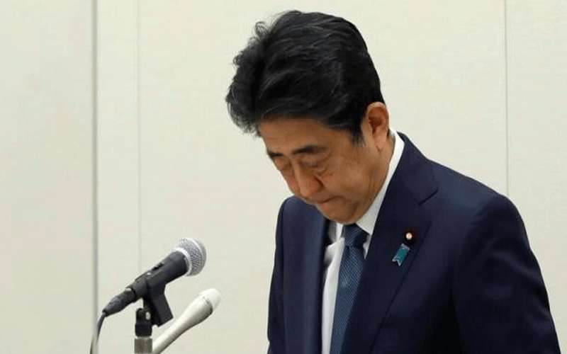 رئيس الوزراء الياباني السابق يعتذر بسبب