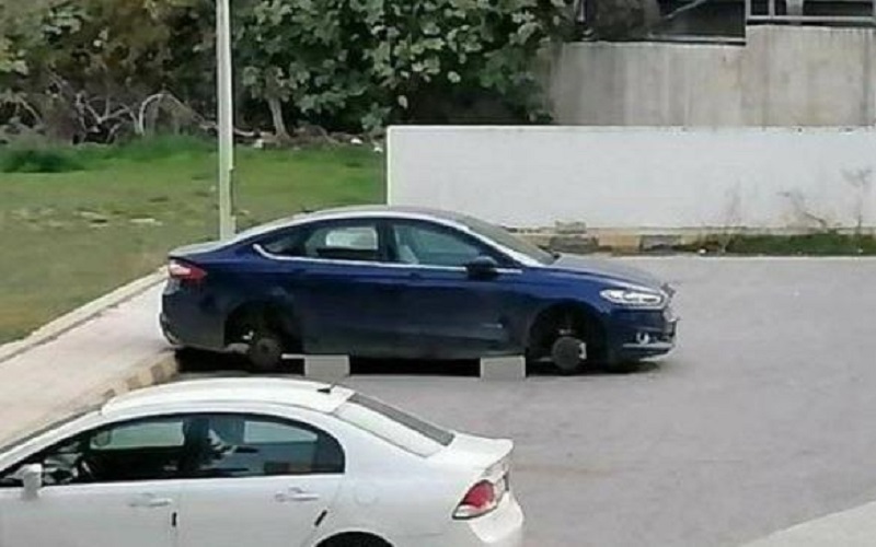 سرقة إطارات مركبة طبيب أثناء مناوبته