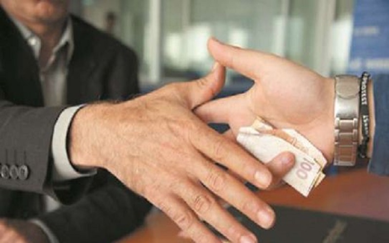 موظفون حكوميون يطلبون رشى من مواطنين