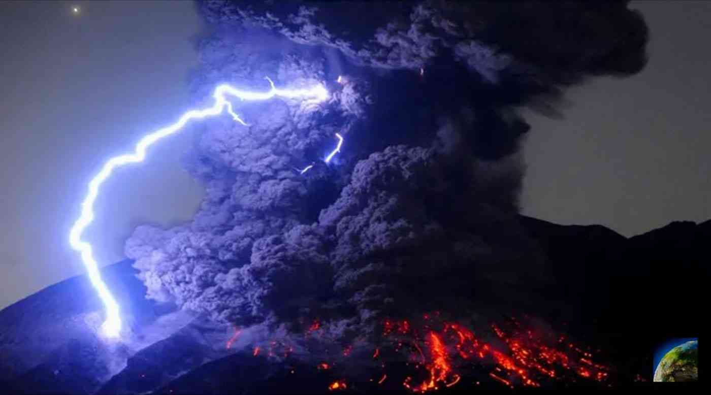 ثوران بركان جبل أوتاكي في اليابان