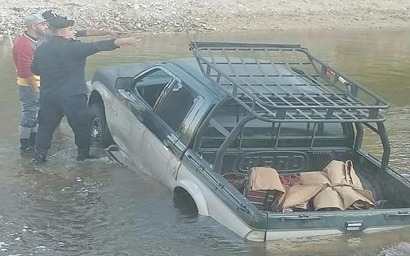 إنقاذ عائلة علقت مركبتهم بسيل جرش
