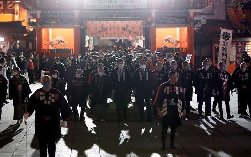 اليابانيون يستقبلون العام الجديد في المقابر