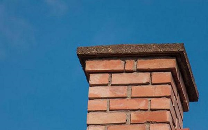 انقاذ شخص علق داخل مدخنة مبنى