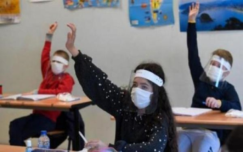 بريطانيا تغلق جميع المدارس الابتدائية في