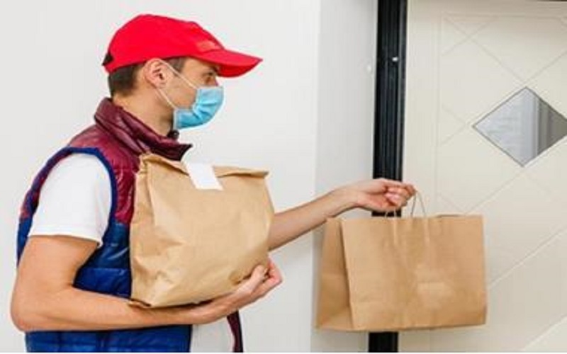 مطالبات بتصاريح للعاملين في توصيل الطعام